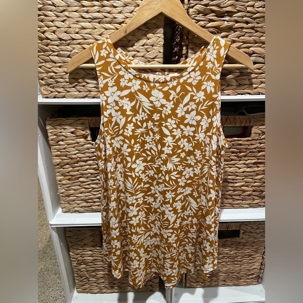 Value Bundle Womens Tops Dressy Summer Blouses/Tanks/T-Shirt (Size S/M) Set of 4 - Picture 4 of 12